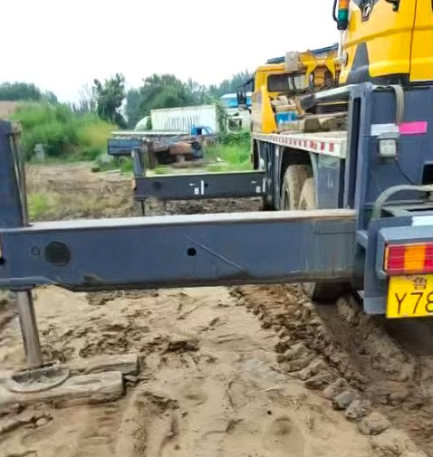 本省濰坊地區(qū)路友破碎機(jī)抵達(dá)現(xiàn)場(chǎng)